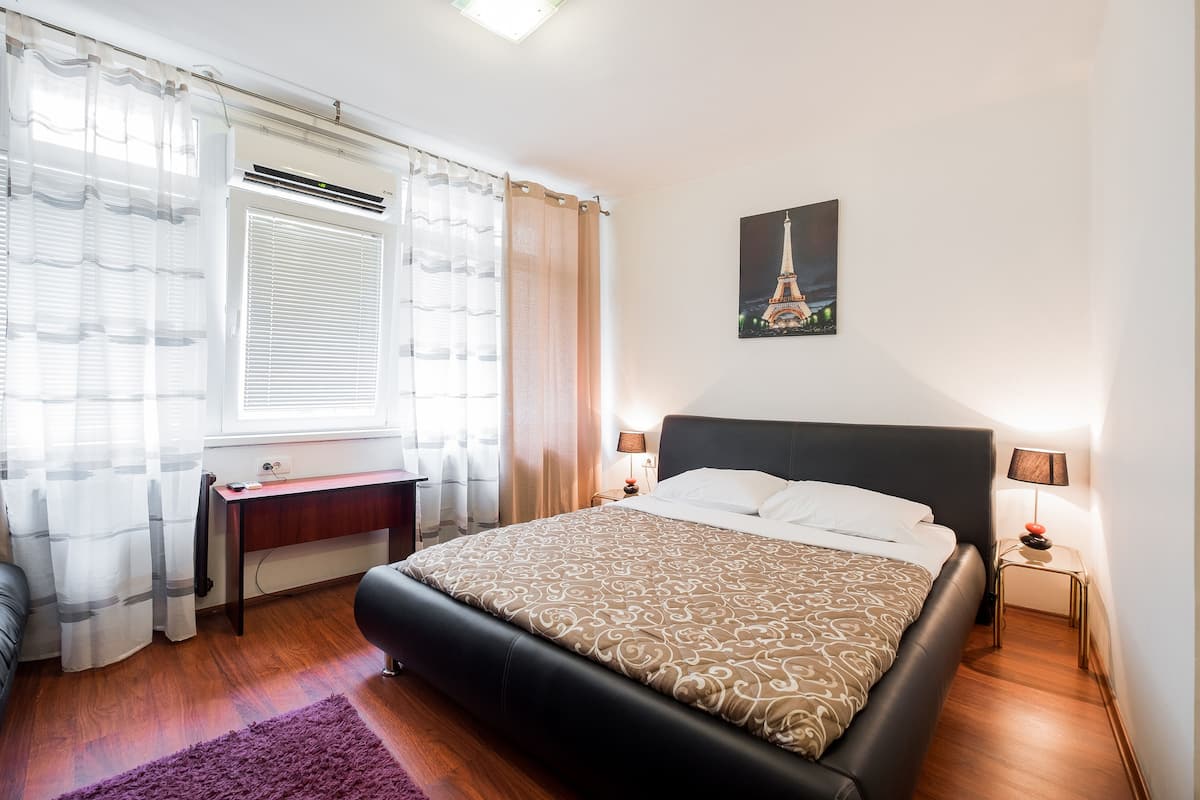 Studio, kitchenette, uitzicht op stad | Een kluis op de kamer, een bureau, een strijkplank/strijkijzer