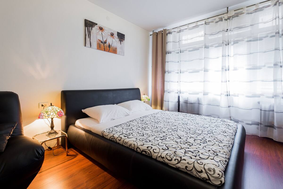 Comfort Studio, Hot Tub, City View | In-room safe, desk, iron/ironing board, rollaway beds (surcharge)