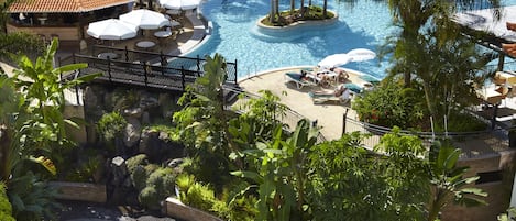 2 piscines couvertes, 2 piscines extérieures