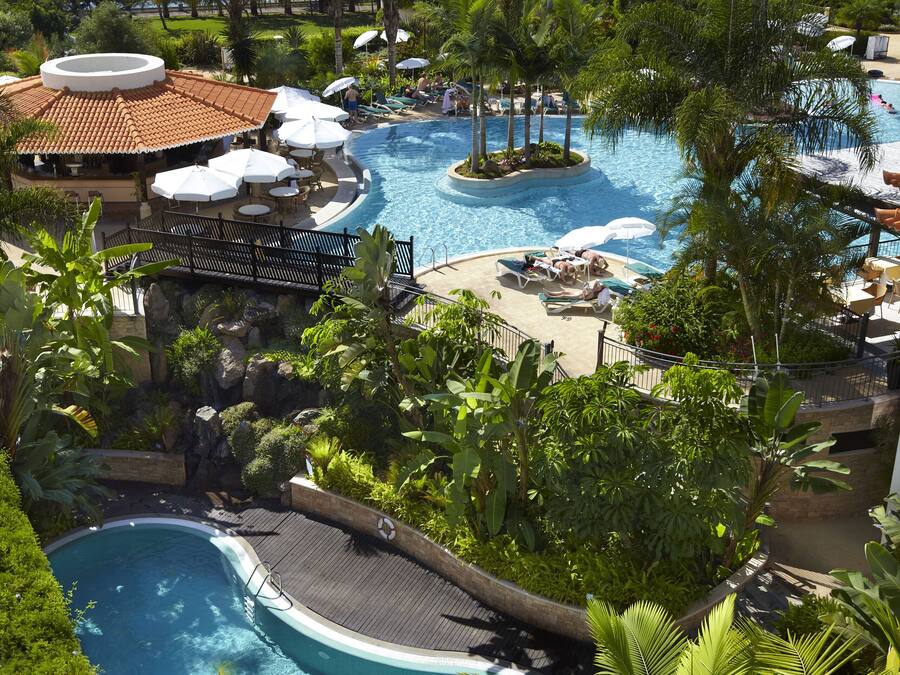 2 indoor pools, 2 outdoor pools