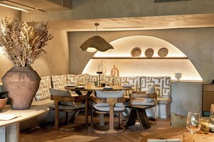 4 restaurants servant le déjeuner, le dîner et le souper