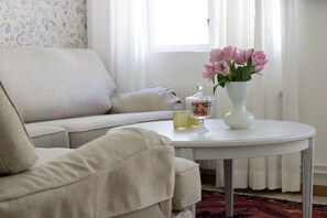 Junior Suite | Living room | Flat-screen TV - Hotell Conrad (Karlskrona)