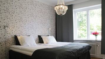 Familjelägenhet | Värdeförvaringsskåp på rummet, individuell inredning och unika möbler