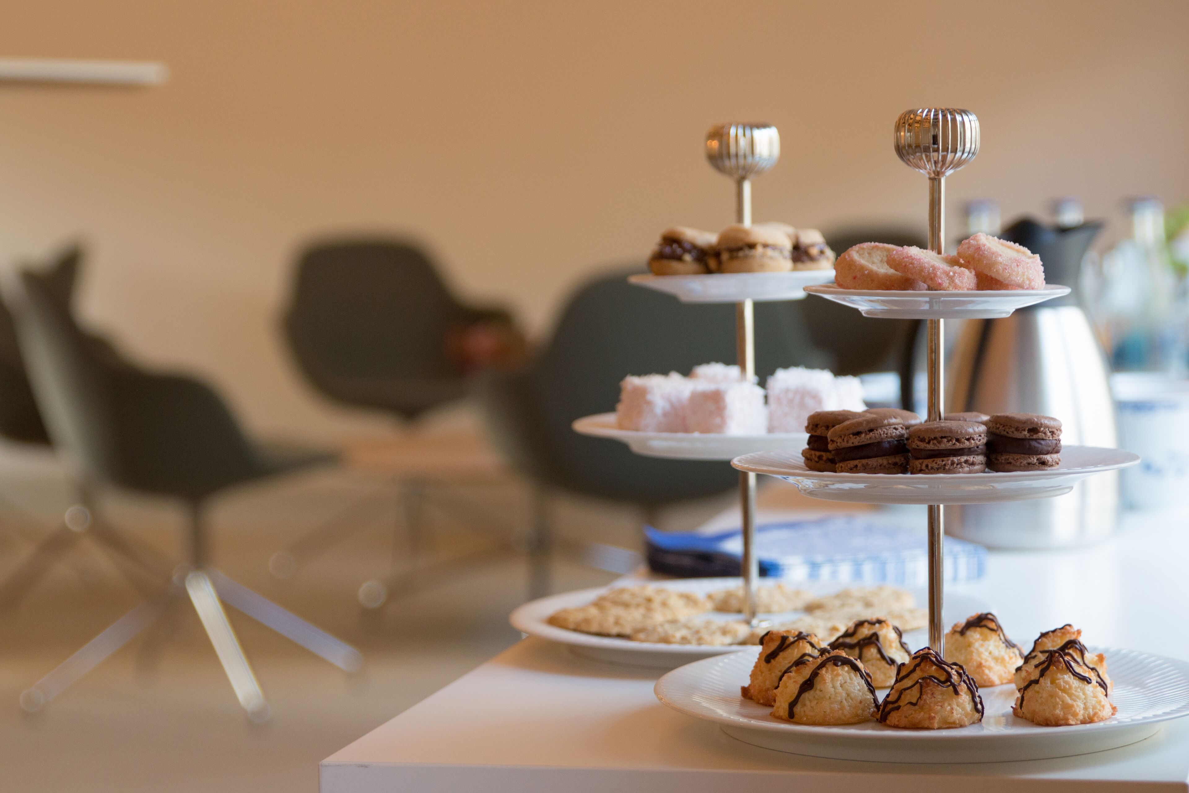 Un présentoir à trois niveaux, garni de diverses pâtisseries et de biscuits.