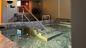 Indendørs pool