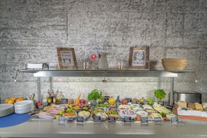 每日供應自助早餐 (費用另計)