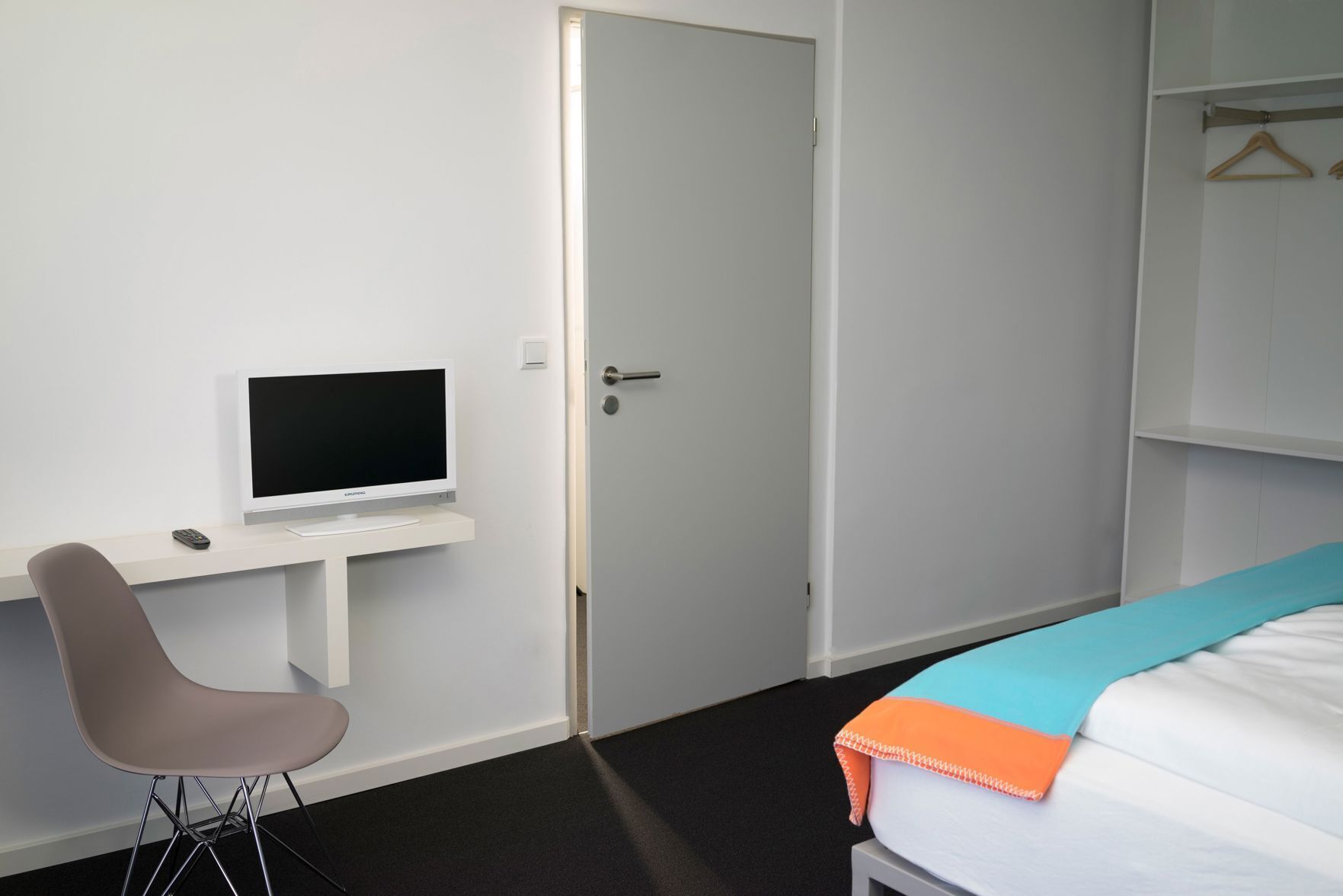 Laptopgeeigneter Arbeitsplatz, Bügeleisen/Bügelbrett, Babybetten