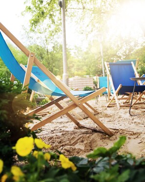 Private beach, sun-loungers - BIG MAMA Berlin (Berlin)