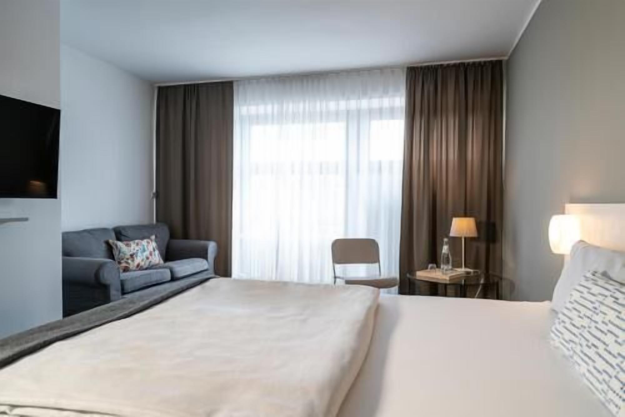 Laptopgeeigneter Arbeitsplatz, Bügeleisen/Bügelbrett, Babybetten