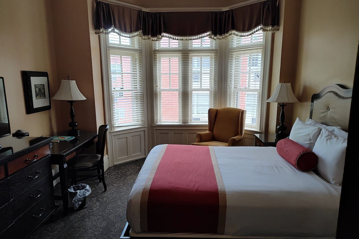 Standard Room, 1 Queen Bed (Fifth Avenue House) | Premium bedding, down comforters, pillowtop beds, in-room safe