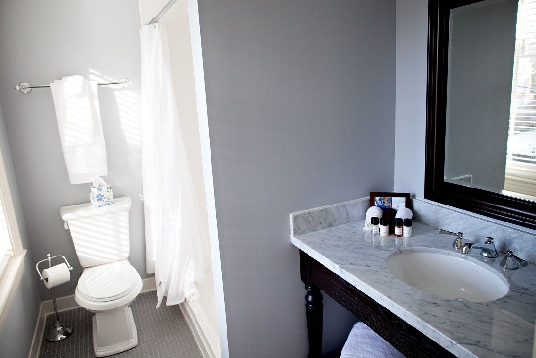 standard room, 1 queen bed | bathroom | combined shower/bathtub, hydromassage showerhead, designer toiletries