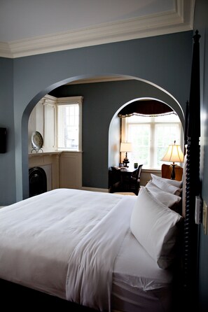 Deluxe Room, 1 King Bed (Fifth Avenue House) | Premium bedding, down comforters, pillowtop beds, in-room safe - Mansions on Fifth Hotel (Pittsburgh)