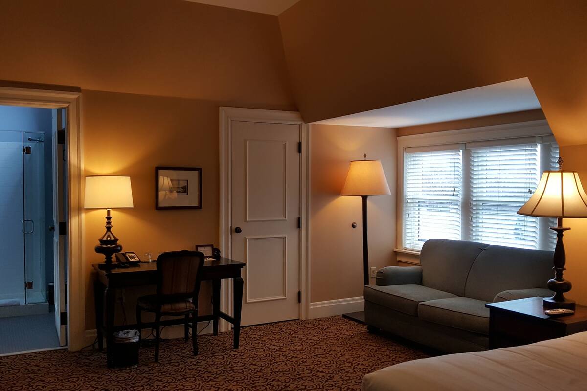 Standard Suite, 1 King Bed with Sofa bed (Fifth Avenue House) | Premium bedding, down comforters, pillowtop beds, in-room safe