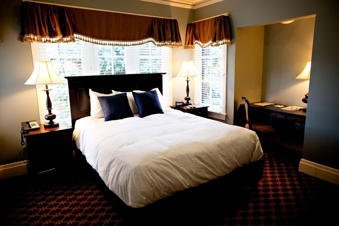 standard room, 1 queen bed | premium bedding, down duvets, pillow-top beds, in-room safe