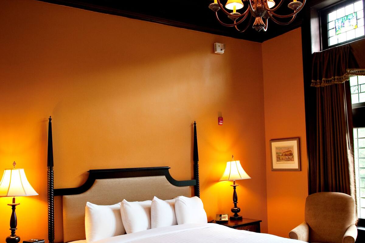 Deluxe Room, 1 King Bed, Accessible (Fifth Avenue House) | Premium bedding, down comforters, pillowtop beds, in-room safe