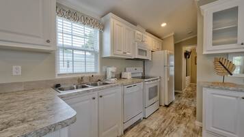 Cottage, 1 Queen Bed with Sofa bed, Kitchen | Private kitchen | Full-size fridge, microwave, oven, stovetop