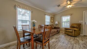 Cottage, 1 Queen Bed with Sofa bed, Kitchen | In-room dining