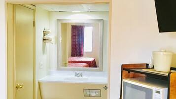 Phòng đôi Tiêu chuẩn, 2 giường đôi | Bàn, phòng cách âm, bàn ủi/dụng cụ ủi quần áo