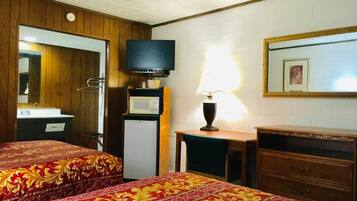 Skrivbord, ljudisolering, strykjärn/strykbräda och extrasängar