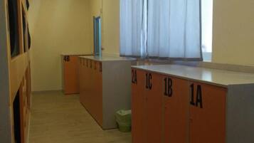 15 Bed Mixed Dormitory with Shared Bathroom | Eigene Küche | Kühlschrank, Mikrowelle, Ofen, Herdplatte