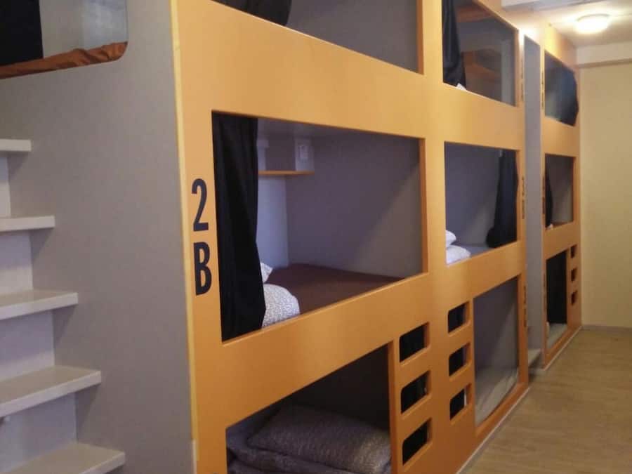 15 Bed Mixed Dormitory with Shared Bathroom | Strykejern/-brett, wi-fi (inkludert) og sengetøy