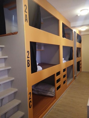 15 Bed Mixed Dormitory with Shared Bathroom. Birmingham Central Backpackers - Hostel