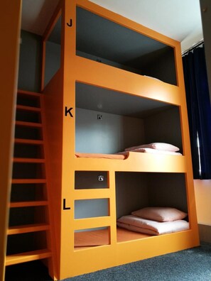 15 Bed Mixed Dormitory with Shared Bathroom | Bàn ủi/dụng cụ ủi quần áo, truy cập Internet không dây miễn phí 