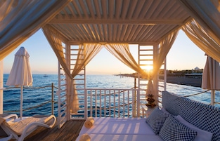 Playa privada, sillas reclinables de playa, sombrillas, toallas de playa