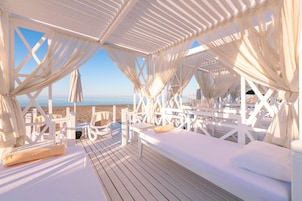 Playa privada, sillas reclinables de playa, sombrillas, toallas de playa