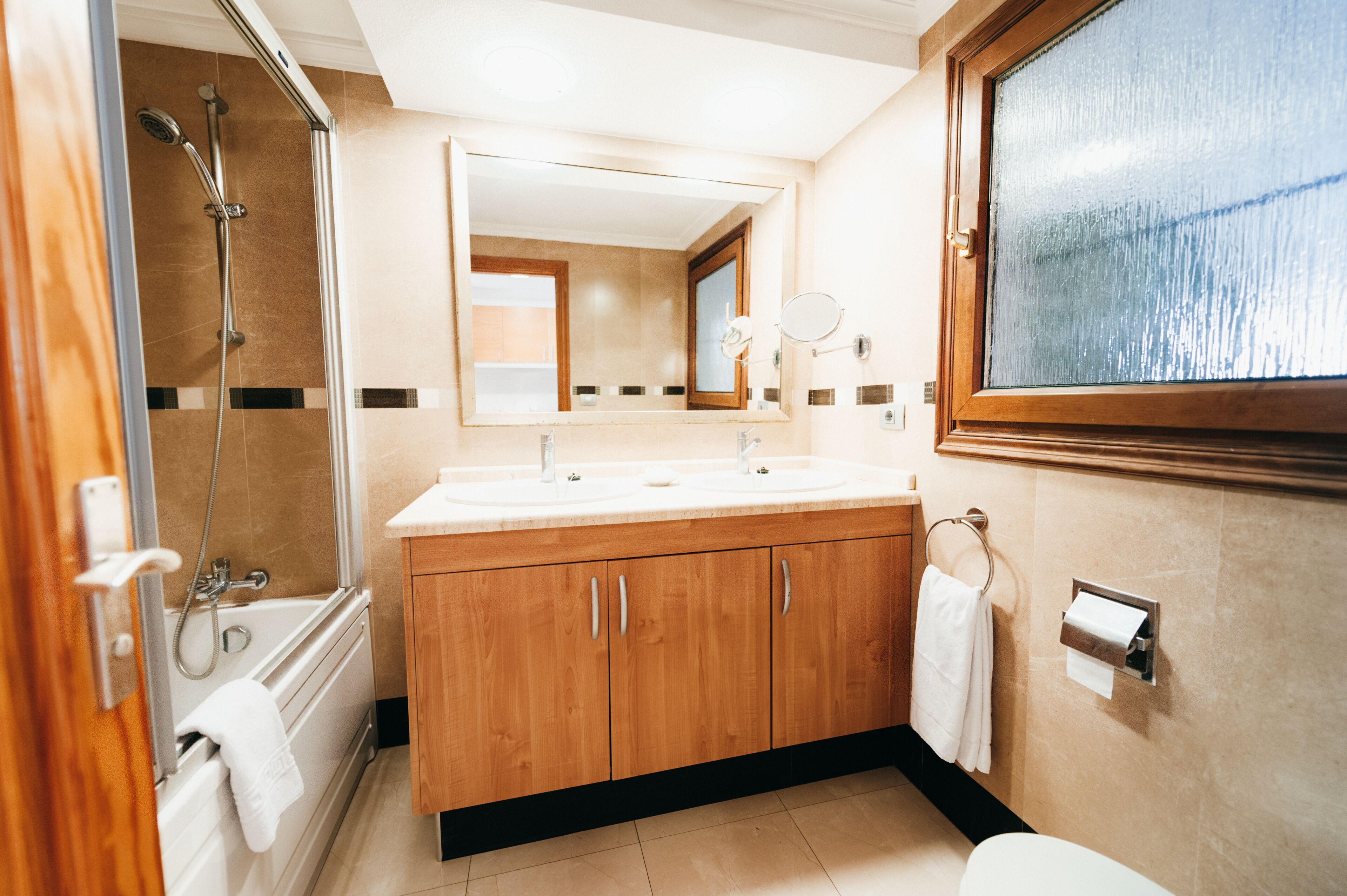 Ein modernes Badezimmer mit Dusche, Waschbecken und Toilette.