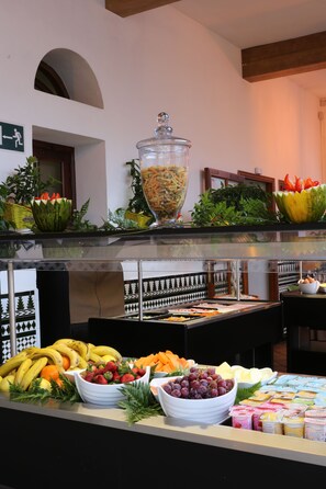 Breakfast, lunch, dinner served; international cuisine - Ona Beverly Hills Suites (Arona)