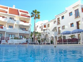 2 piscinas al aire libre, sombrillas, sillones reclinables de piscina