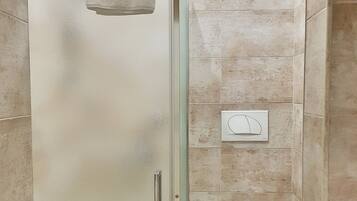 Economy tweepersoonskamer | Badkamer | Een douche, een haardroger, handdoeken