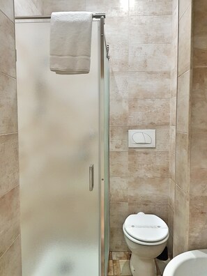 Economy Double Room | Bathroom | Shower, hair dryer, towels - B&B Gisira (Catania)