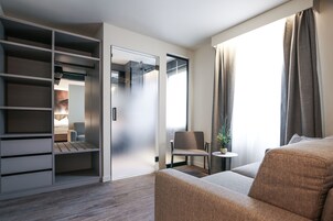 43-英寸纯平电视 （配备有线频道）、电视