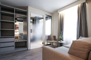 Een 43-inch flatscreentelevisie met kabelzenders en televisie