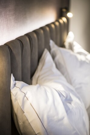 Sengetøy av topp kvalitet, minibar, safe på rommet og skrivebord