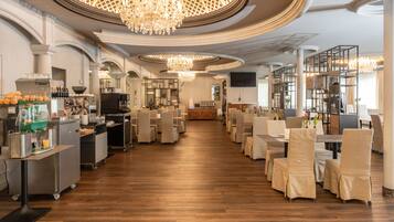 Daily buffet breakfast (CHF 15 per person)