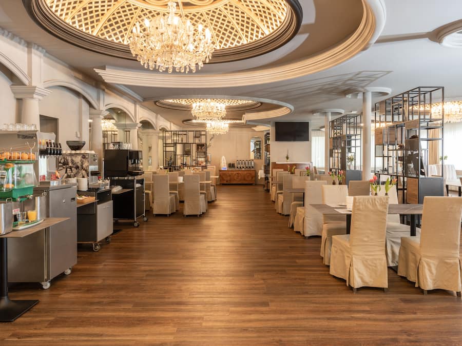 TĂ€gliches FrĂŒhstĂŒcksbuffet (15 CHF pro Person)