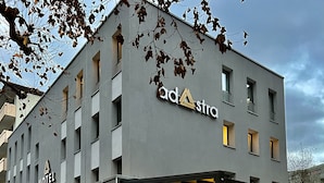 Un moderno edificio de hotel con un cartel que dice 'ad astra' y 'hotel'.