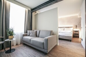 Suite – deluxe | Oppholdsområde | En 43-tommers Flatskjerm-TV med kabel-kanaler samt TV