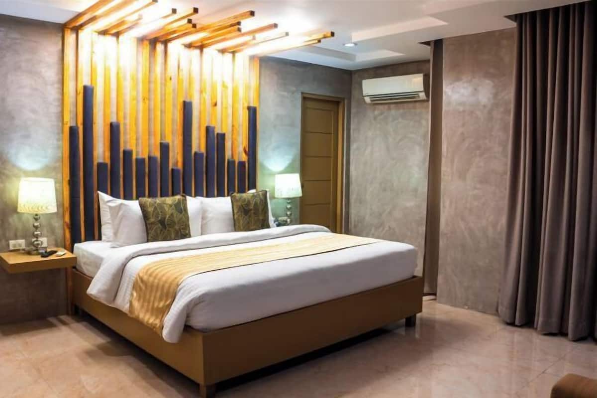 Premium bedding, in-room safe, free WiFi, bed sheets