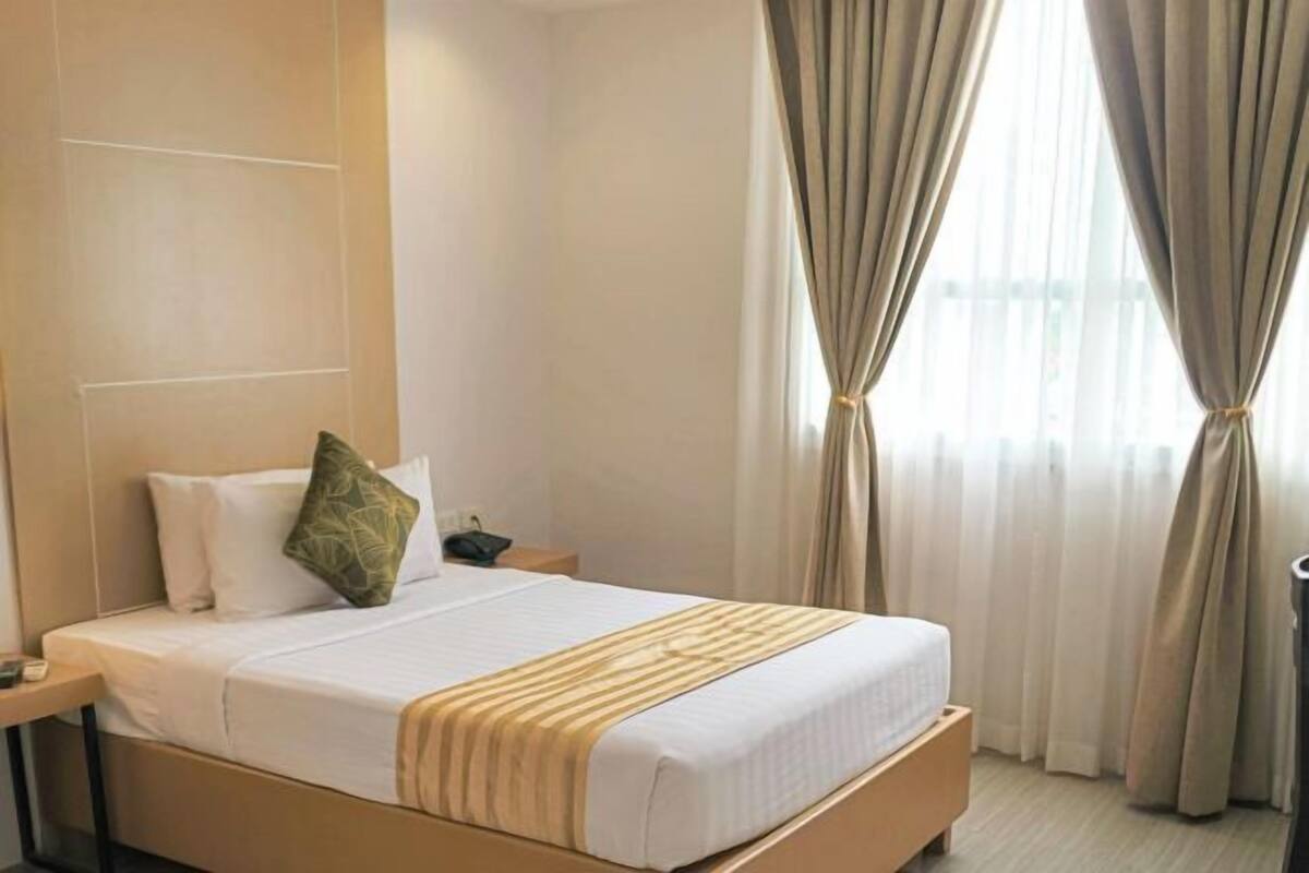 Ropa de cama de alta calidad y caja de seguridad en la habitación