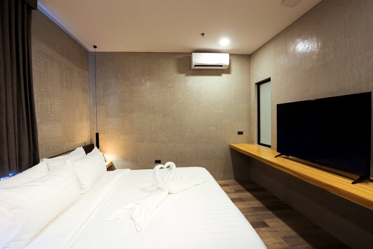 Ropa de cama de alta calidad y caja de seguridad en la habitación