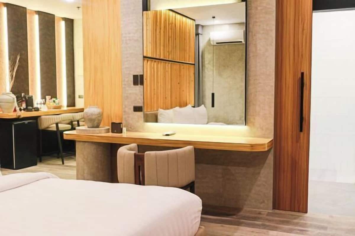 Premium bedding, in-room safe, free WiFi, bed sheets
