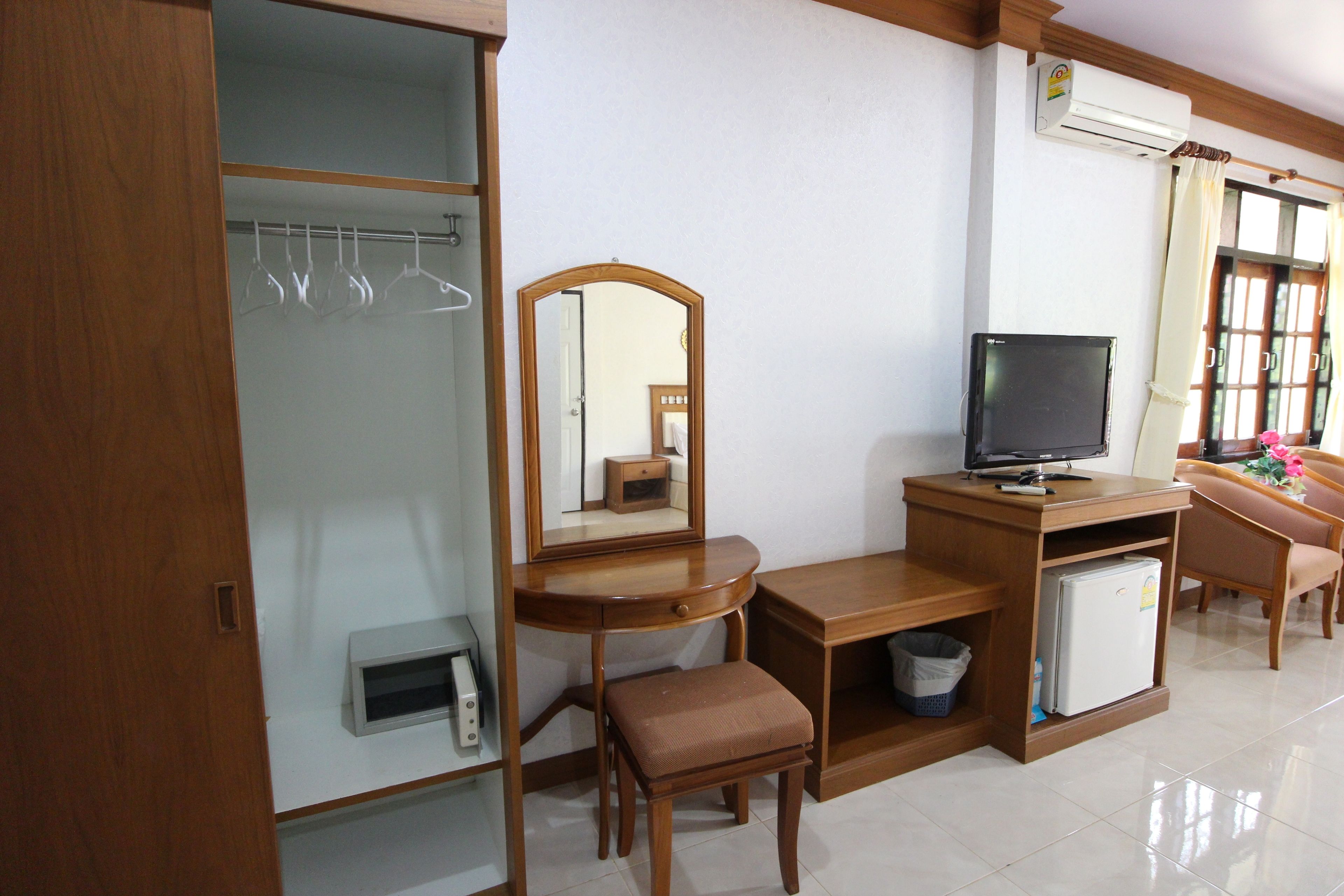 deluxe room | in-room safe, desk, free cots/infant beds, rollaway beds