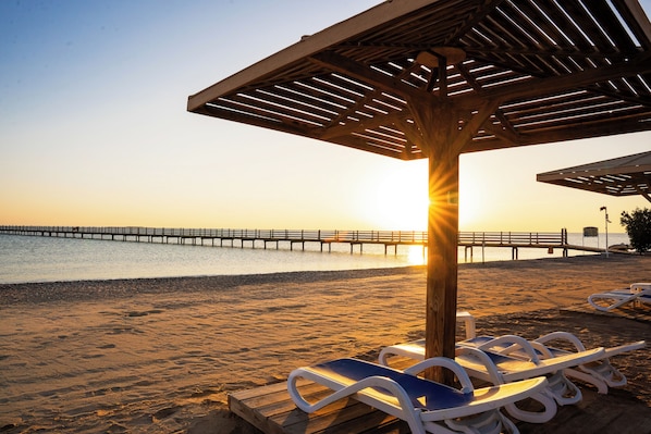Private beach, sun loungers, beach umbrellas, beach towels - Tropitel Sahl Hasheesh Resort (Sahl Hasheeh)