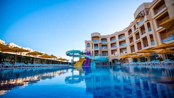 5 AuĂenpools, Sonnenschirme, LiegestĂŒhle