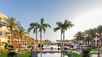 5 piscines extérieures, parasols de plage, chaises longues