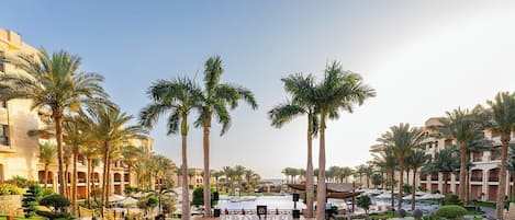 5 outdoor pools, pool umbrellas, sun loungers